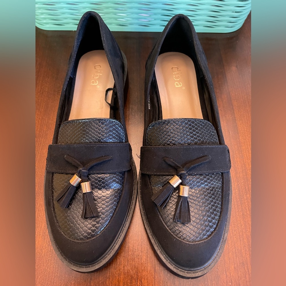 Diba Women's Black Round Toe Tassel shoes. Faux Suede/Leather - Picture 3 of 8